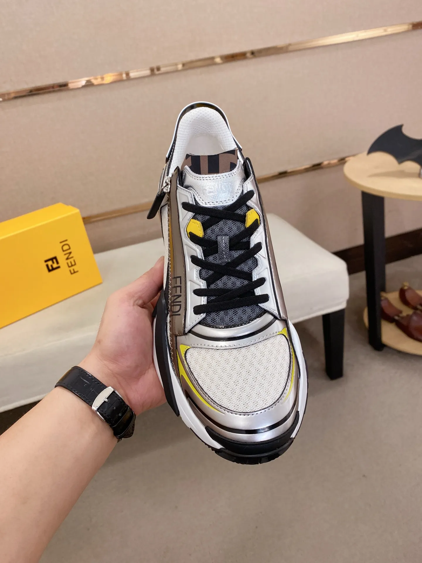 Men's shoes💰: 540💰(Higher version) [Fendi] Fendi's latest casual shoes for men! Available at counters simultaneously! A one-to-one replica of the original. Made entirely of imported top-grain calfskin, the interior is made of top-grain water-dyed cowhide, and the original factory-supplied rubber outsole. Leading new fashion concepts. Matching code: 38-44 can be customized, 45 is not returnable!
